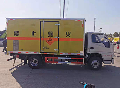 新龙爆破器材运输车工人安全操作规范与智能技术保障